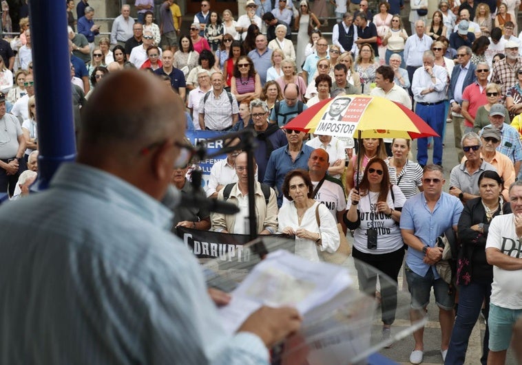 Unas cuatrocientas personas se concentran en la plaza Pombo en favor de la independencia judicial